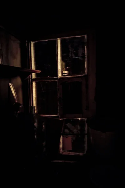 Obraz Okna Starym Ciemnym Wiejskim Domu Wieczorem Oświetlony Latarnią Ulicy — Zdjęcie stockowe