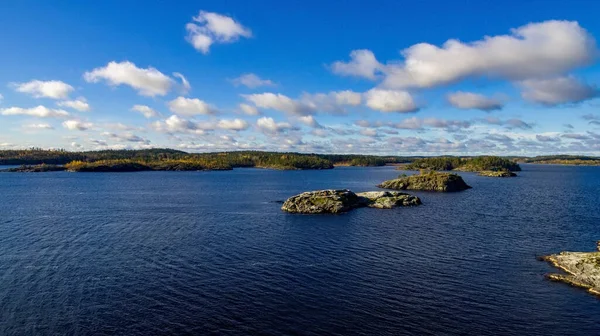 Widok Góry Kilka Małych Kamiennych Wysp Położonych Środku Wody Jeziora — Zdjęcie stockowe