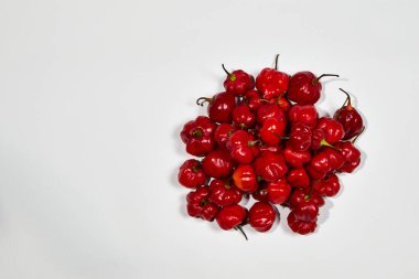 Beyaz arka planda kırmızı kırmızı kırmızı biber