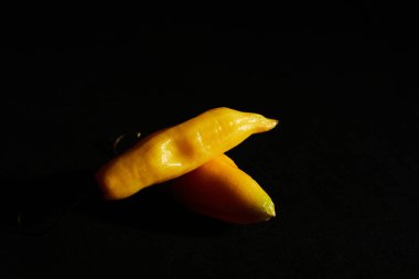 Siyah arka planda kırmızı kırmızı kırmızı biber