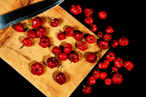 Chile, chile habanero tout sobre una mesa cortada y fondo negro — Foto de Stock