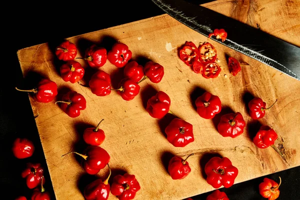 Chile, chile habanero tout sobre una mesa cortada y fondo negro — Foto de Stock