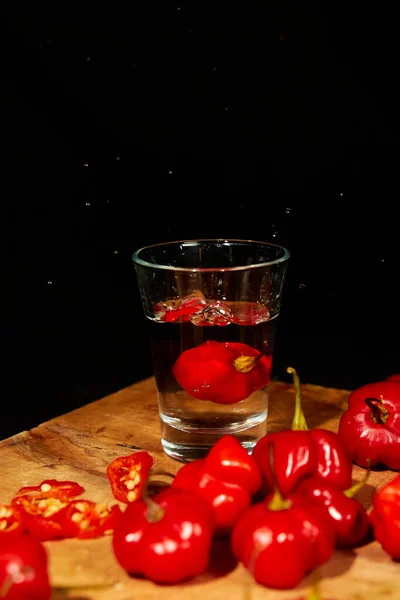 Bebida alcohólica tradicional mexicana, chile y lima. — Foto de Stock