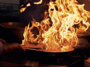 Flambe Chef Mutfakta Aşçılık. Profesyonel şef flambe stili.