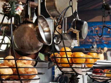 asma mutfak aletleri, meyveler, tencereler, tavalar, mahsuller