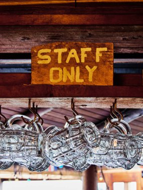 Barda asılı bira bardakları