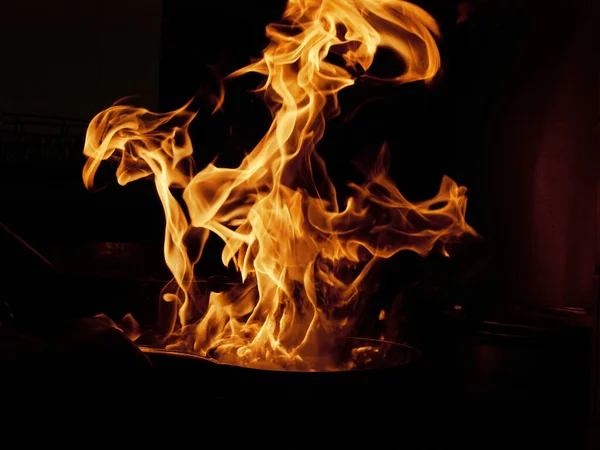 Flambe Chef lager mat på kjøkkenet. Flambe-stil for profesjonell kokk. – stockfoto