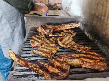 Tomahawk bifteği alevli, siyah ızgarada.