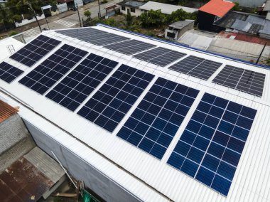 Endüstriyel deponun çatısına kurulmuş güneş panelleri yenilenebilir enerji üretiyor