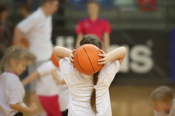 Zadní pohled dívky s basketbalový míč — Stock fotografie