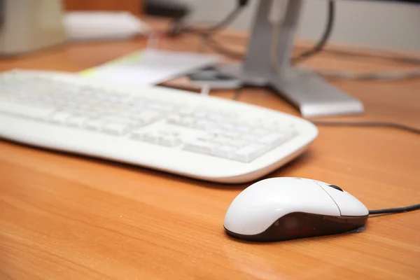 Počítačová myš v blízkosti klávesnice — Stock fotografie