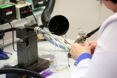 fabrika işçisi kablo bağlantılarını toplanır