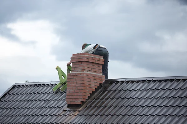 Trabajador en el tejado — Foto de Stock