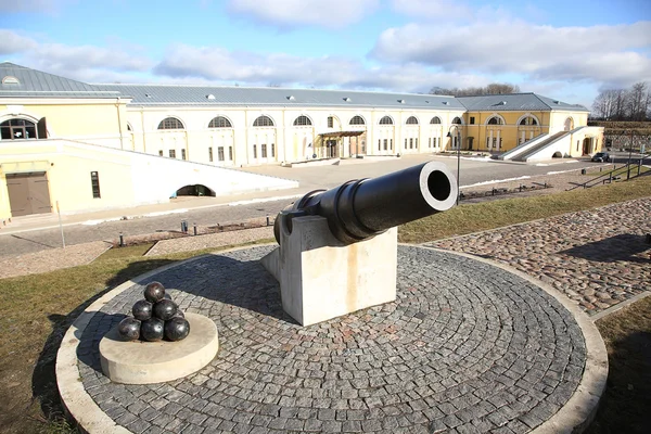 Cañón del siglo XIX en la fortaleza de Daugavpils — Foto de Stock