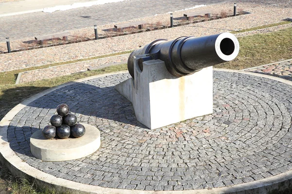 Пушка XIX века в Даугавпилсской крепости — стоковое фото