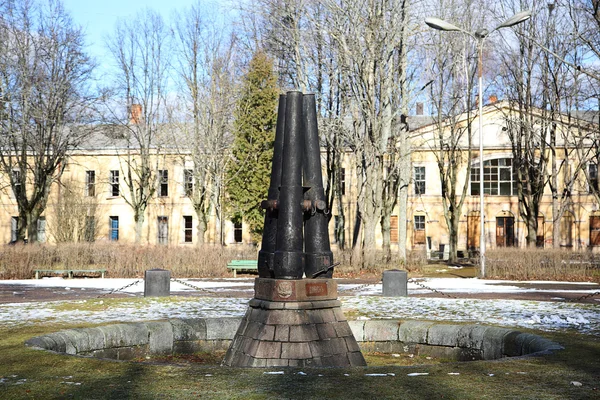 Oude unwork fontein in Daugavpils van kanonnen — Stockfoto