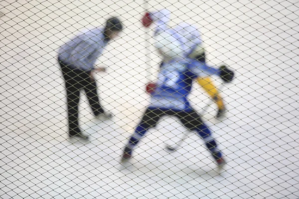 Två ishockeyspelare och domaren inför på is — Stockfoto