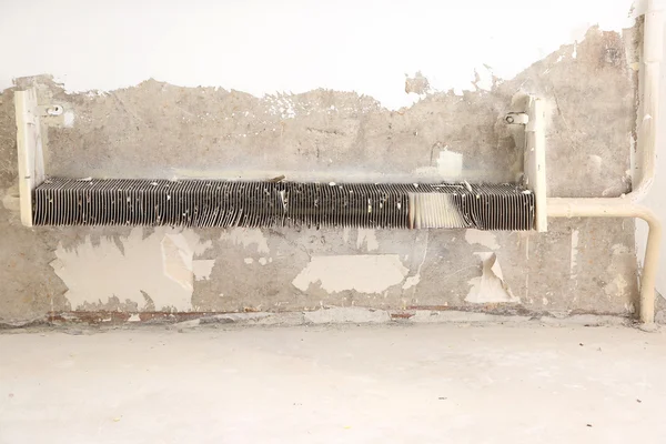 Staré radiátory v bytě — Stock fotografie