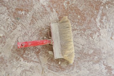 Yerde boya fırçası var.