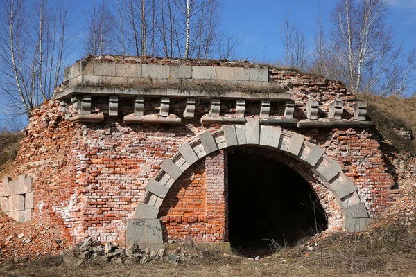 Kemerli giriş ile terk edilmiş binada — Stok fotoğraf