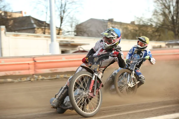 Pilotos de Speedway na pista — Fotografia de Stock