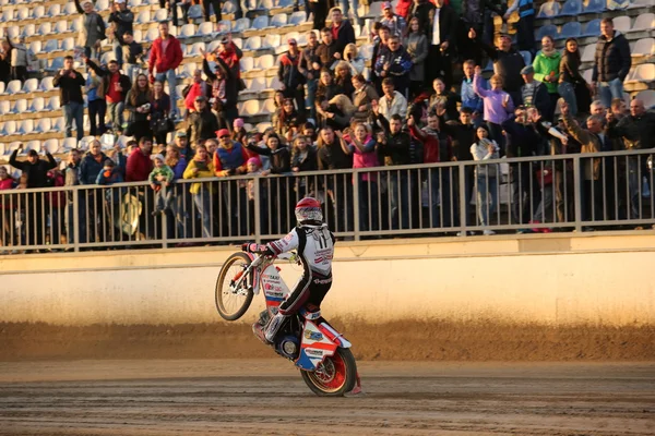 Pilotos de Speedway na pista — Fotografia de Stock