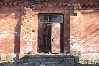 kırmızı tuğla bina terk