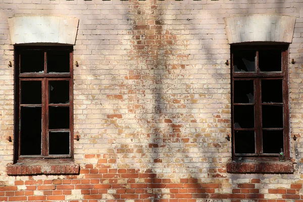Opuszczony budynek z czerwonej cegły — Zdjęcie stockowe