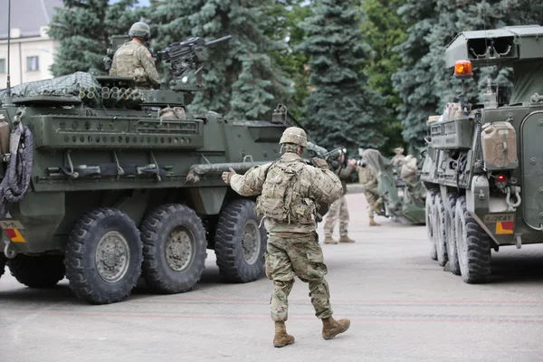 Военная техника и солдаты 2-го кавалерийского полка в Даугавпилсе — стоковое фото