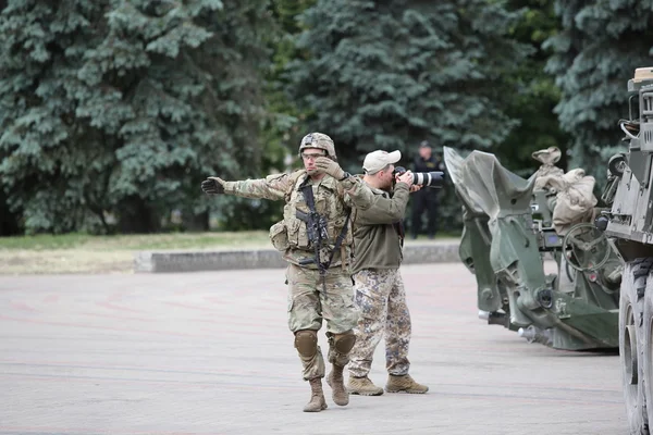 Военная техника и солдаты 2-го кавалерийского полка в Даугавпилсе — стоковое фото