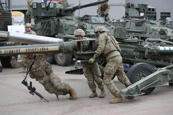 Военная техника и солдаты 2-го кавалерийского полка в Даугавпилсе — стоковое фото