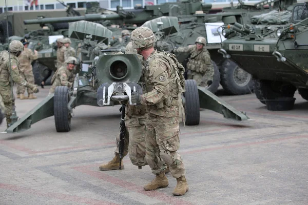 Военная техника и солдаты 2-го кавалерийского полка в Даугавпилсе — стоковое фото