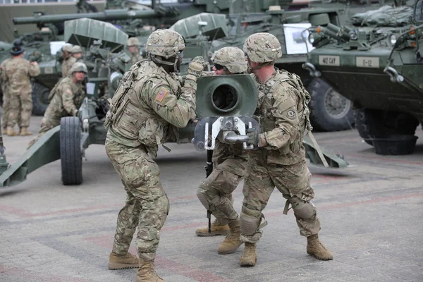 Военная техника и солдаты 2-го кавалерийского полка в Даугавпилсе — стоковое фото