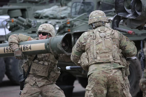 Военная техника и солдаты 2-го кавалерийского полка в Даугавпилсе — стоковое фото