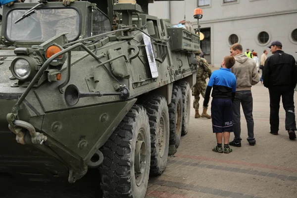 Военная техника и солдаты 2-го кавалерийского полка в Даугавпилсе — стоковое фото