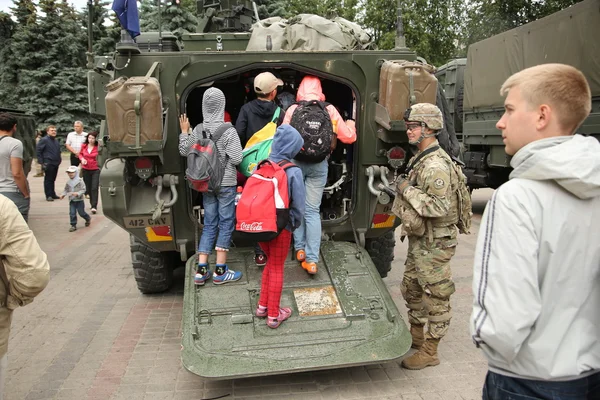 Военная техника и солдаты 2-го кавалерийского полка в Даугавпилсе — стоковое фото