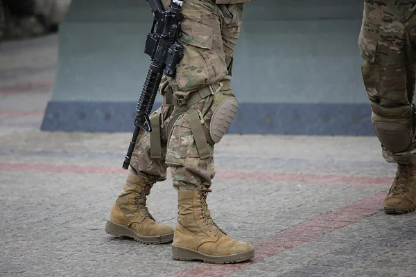 Pernas de soldados em camuflagem — Fotografia de Stock