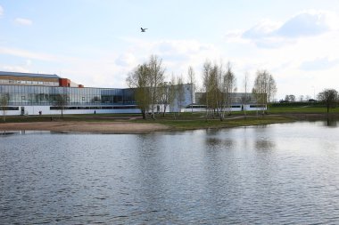 gölet yüzeyinin modern binanın arka plan ile