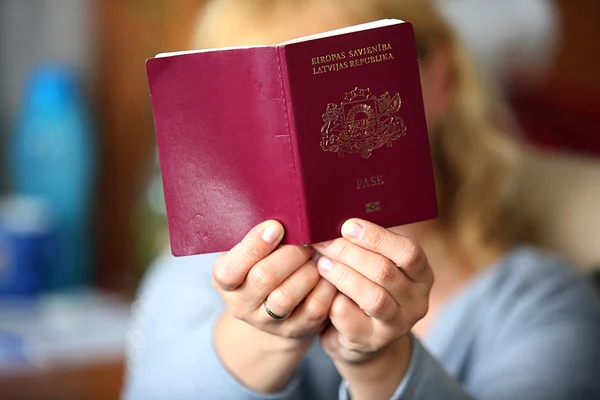 Kadın kırmızı pasaport tutun