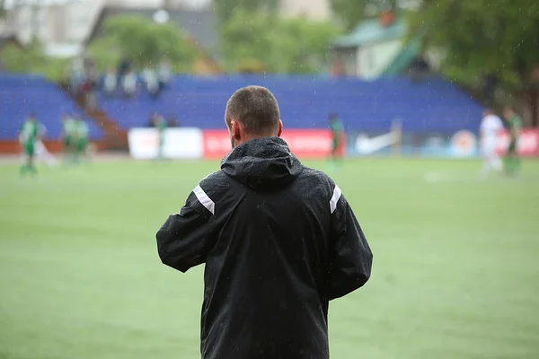 Footbal coach du tittar på matchen — Stockfoto