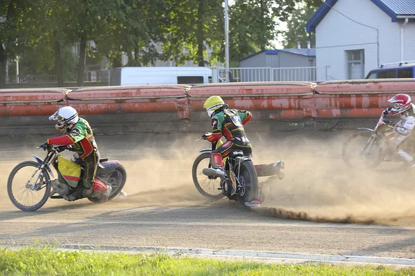 Pilotos de Speedway na pista — Fotografia de Stock