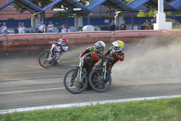 Pilotos de Speedway na pista — Fotografia de Stock