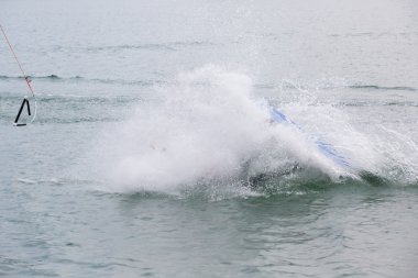 Wakeboard atlet suya düştü