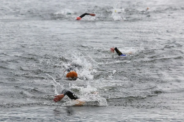 Pływanie zawodników w konkursie triathlon — Zdjęcie stockowe