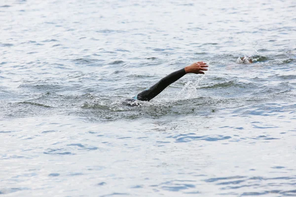 Z ramienia pływanie lekkoatletka — Zdjęcie stockowe