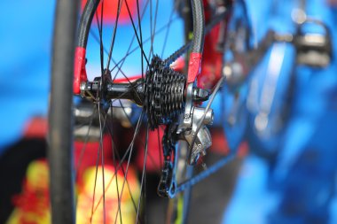 Bisiklet dişli mekanizması arka tekerlek üzerinde