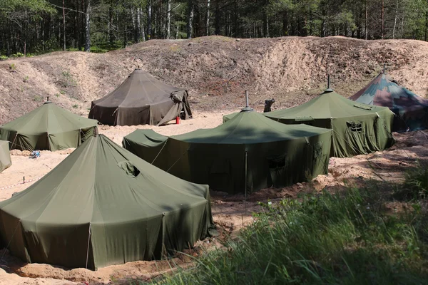 Ormanın içinde askeri çadırlar — Stok fotoğraf