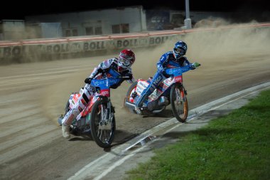 Yolda Speedway biniciler - Joonas Kylmaekorpi önde, Maksim Bogdanov sonraki