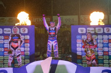 Yarış podyumu. Binicilerin kutlamaları. Soldan - Joonas Kylmaekorpi, Grigorij Laguta, Emil Saifutdinov