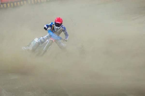 Pilotos de Speedway na pista Martin Vaculik em pó antes de cair — Fotografia de Stock